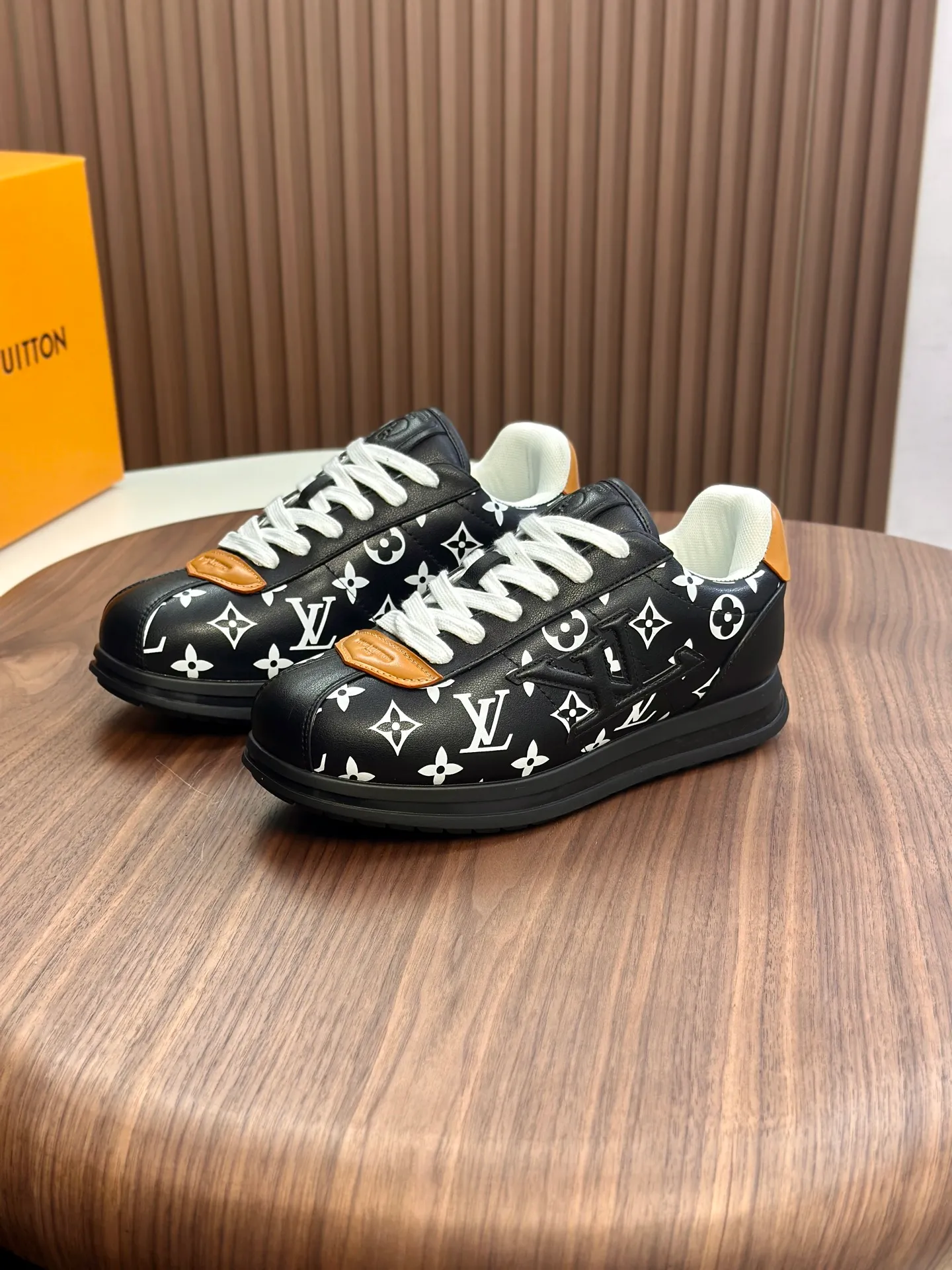 Factory direct sale ¥700💰Full set of packaging💰Top version LV-Louis Vuitton-Classic catwalk new style 1:1 developed replica of the original version! ! The upper foot is very comfortable. It is made of luxurious materials and fine workmanship. The midsole is printed with English letters "Made in Europe". The upper is made of calfskin imported from Italy. The side is decorated with the brand's LOGO and signature. The latest latex foot pads and mesh lining make the foot feel super comfortable. The original two-color TPU combination outsole is specially provided by the original factory. Bag technology Goodyear stitched edges Fabric: Exclusive custom first-layer cowhide Accessories: Exclusive private model Vuitton logo, lining: Customized silk mesh lining - first-layer silk cowhide lining Outsole: TPU combination outsole wear-resistant, non-slip and anti-yellowing Foot pads: new latex pads-mesh sweat-absorbent Counter technology: fully computerized sewing machine wire drawing Toe box back cover Hot and cold shaping Full set of pull-top last with medium and low logo pattern Counter packaging - Shoelaces, certificates, cards, instructions, certificates of quality, dust bags, the most comprehensive packaging on the Internet, men's size 339-44 (38/45 custom-made, non-refundable!